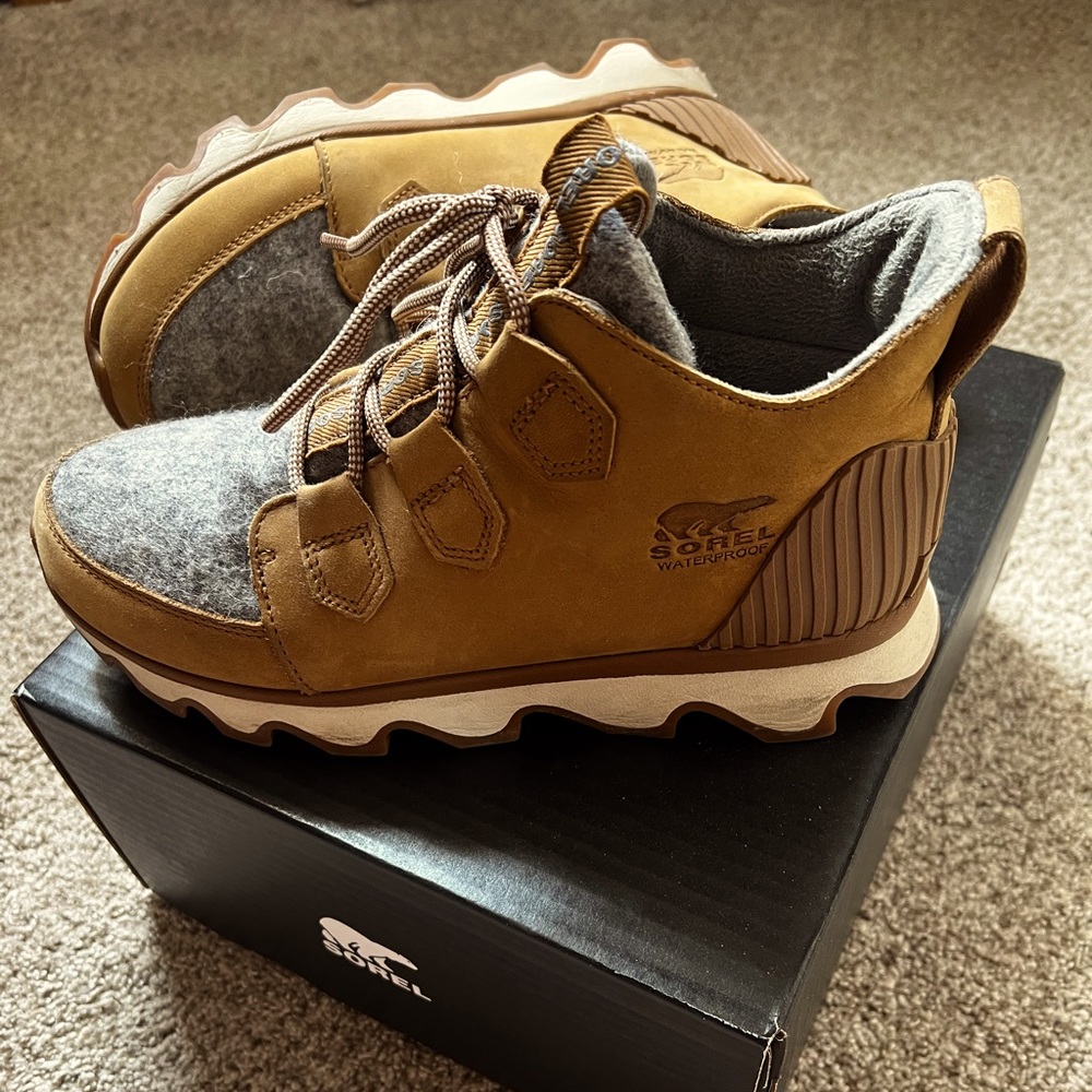 Sorel Kinetic Caribou Boot size 8